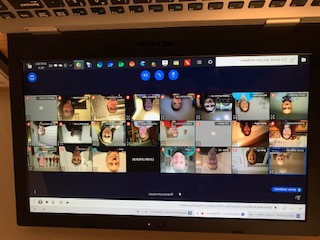 Laptop mit typischem Videokonferenz-Bildschirm 