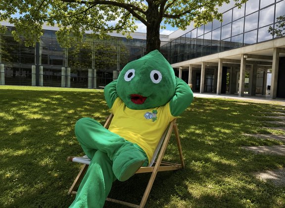 Maskottchen im Liegestuhl