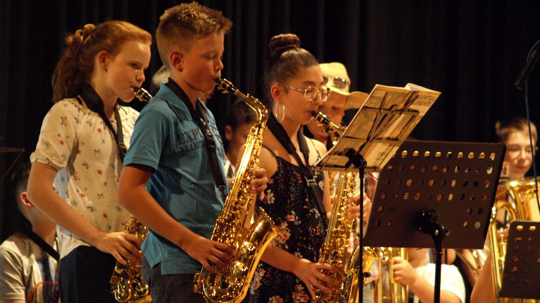 Schüler musizieren auf Bühne
