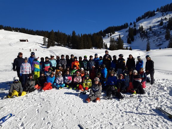 Gruppenfoto der Wintersportler im Schnee 