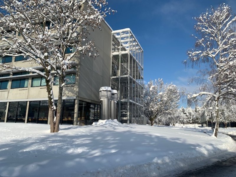 Blick auf das Schulgebäude im Schnee