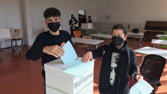 Schüler wirft Wahlzettel in Wahlurne