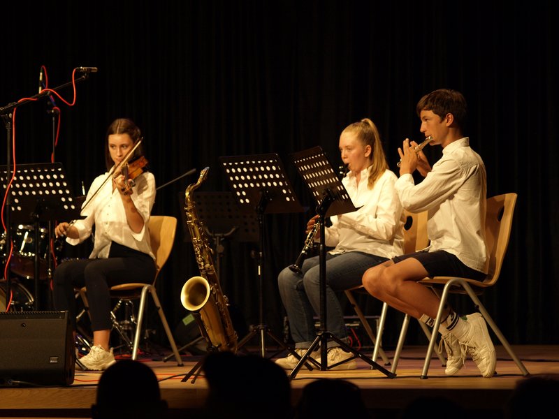 Schüler musizieren auf Bühne