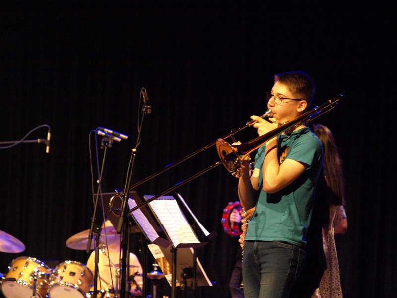 Schüler musizieren auf Bühne