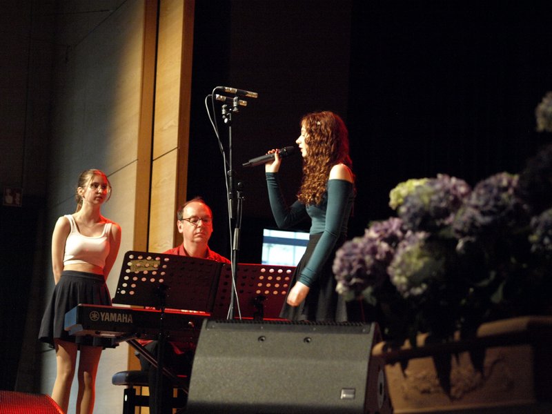 Schüler musizieren auf Bühne