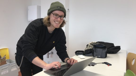 Mann an Computer