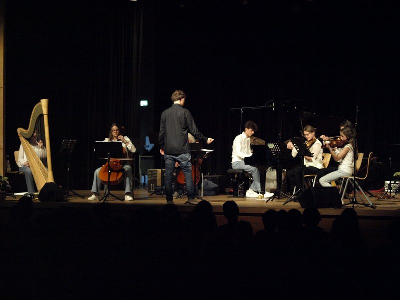 Schüler musizieren auf Bühne