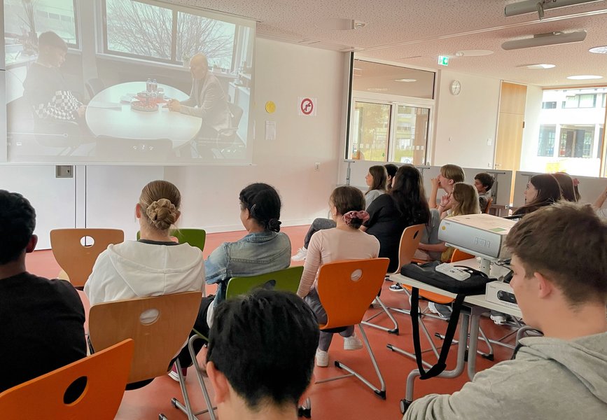 Schüler in Ausstellung