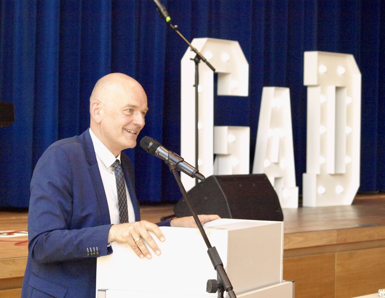 Abiturienten bei Zeugnisverleihung