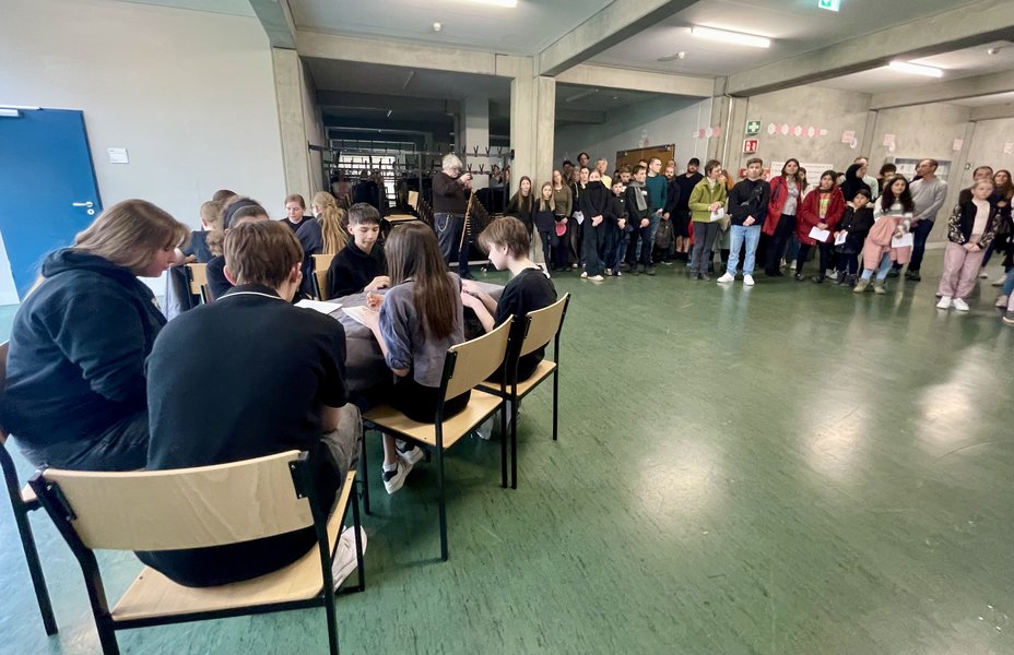 Schüler spielen Theaterstück