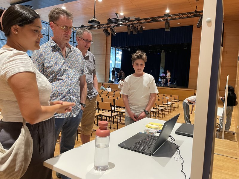 Schüler begutachten Ergebnisse
