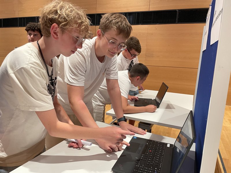 Schüler begutachten Ergebnisse