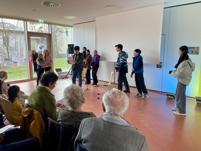 Schüler spielen Theaterstück