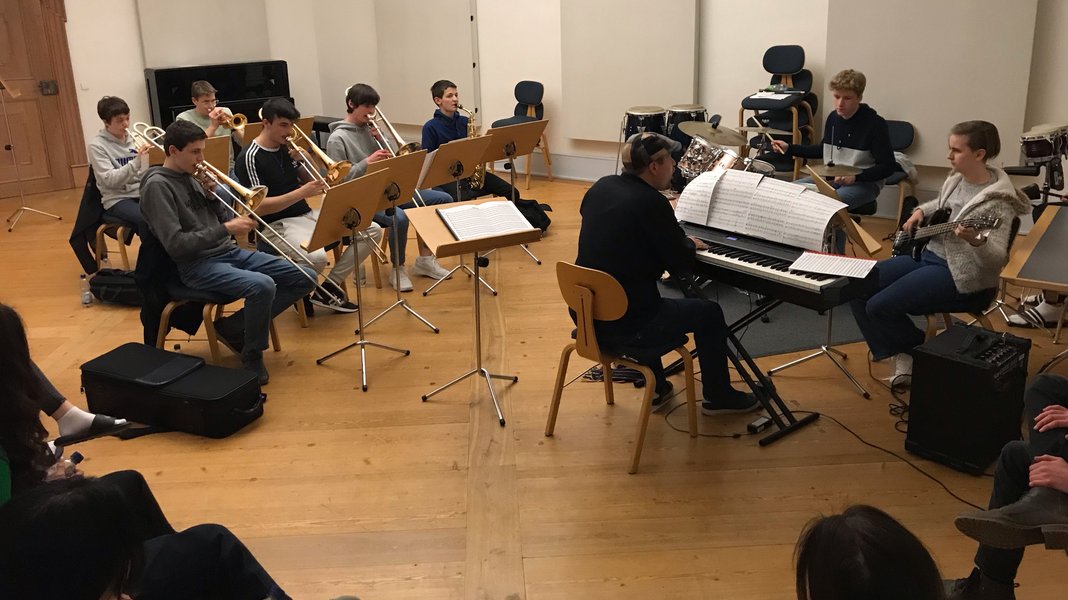 Musiker spielen vor Publikum