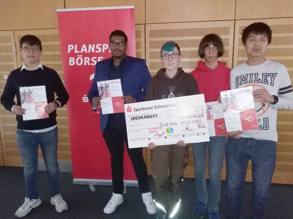 Gruppenfoto mit fünf Schülern mit Urkunden