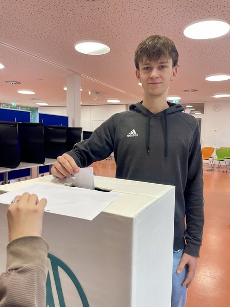 Schüler steckt Briefumschlag in Urne