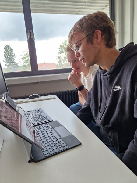 Zwei Jungen am Computer