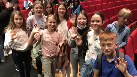 Schülergruppe im Theater
