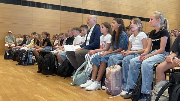 neue Schüler und ihre Eltern bei ihrer Einschulung