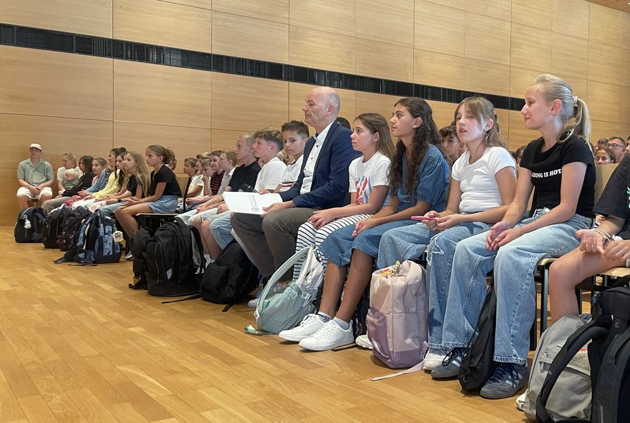 neue Schüler und ihre Eltern bei ihrer Einschulung