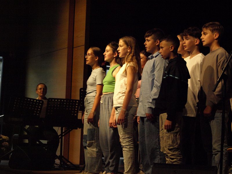 Schüler musizieren auf Bühne
