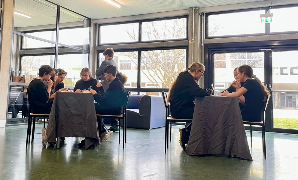 Schüler spielen Theaterstück
