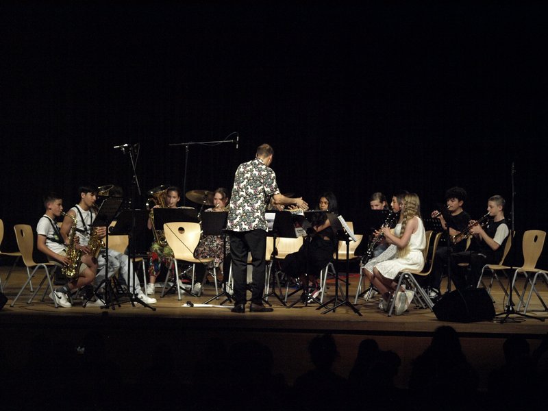 Schüler musizieren auf Bühne