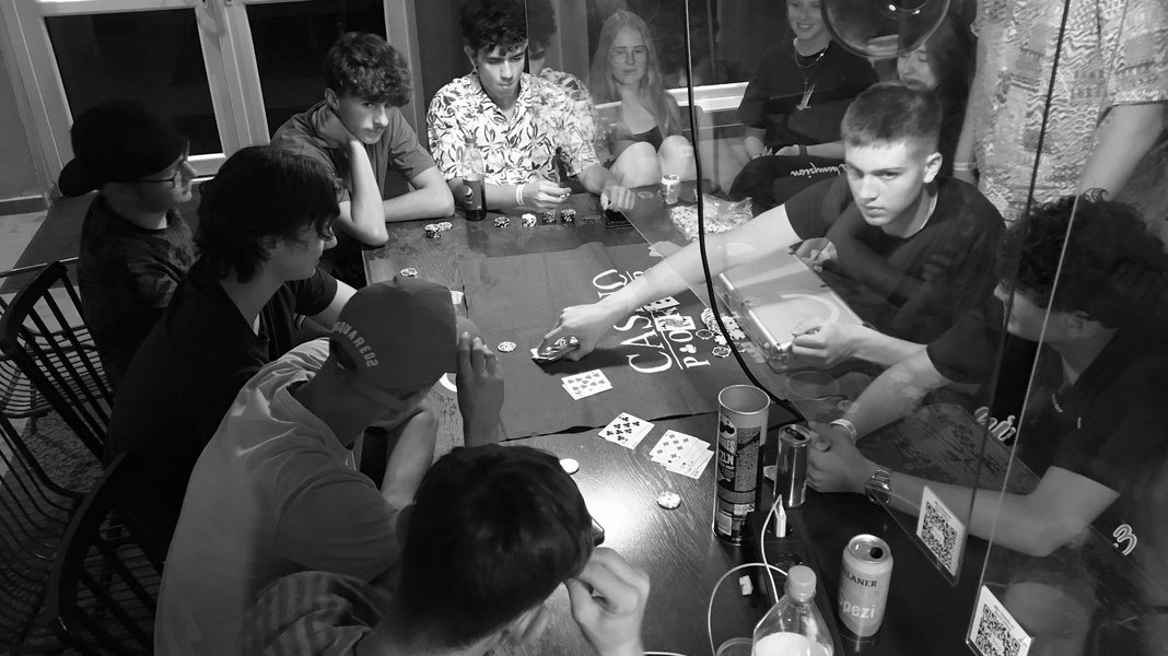 Schüler beim Pokern