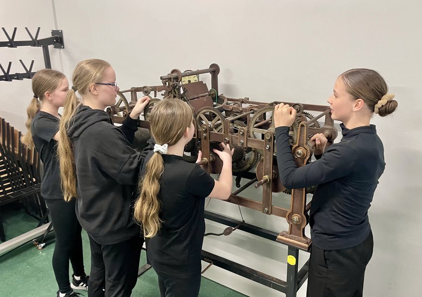 Schüler spielen Theaterstück