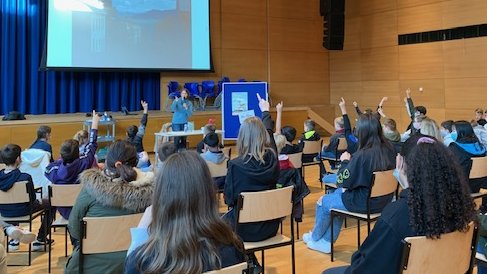 Autorin vor Publikum in der Aula, Schüler melden sich