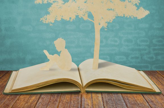 Layoutgrafik Buch mit Silhouette von Mann und Baum