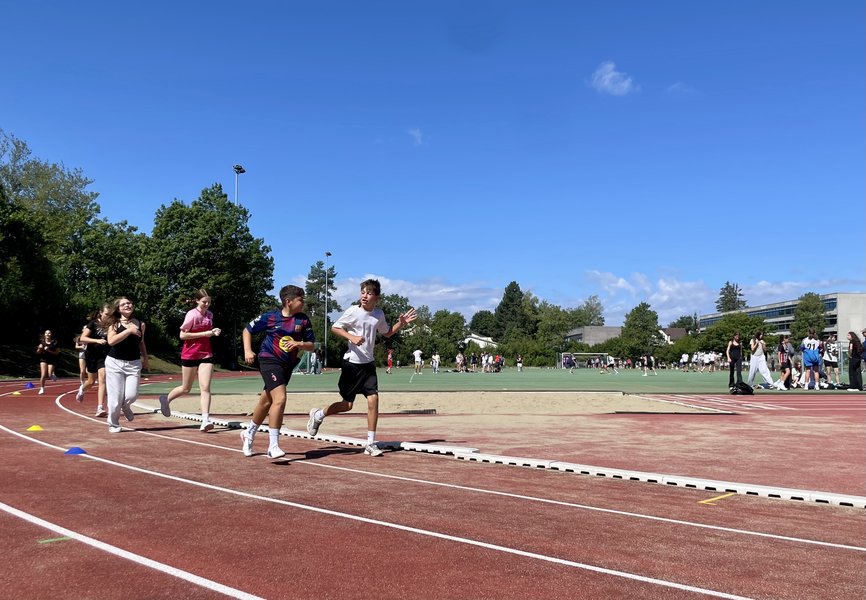 Sportelnde Schüler
