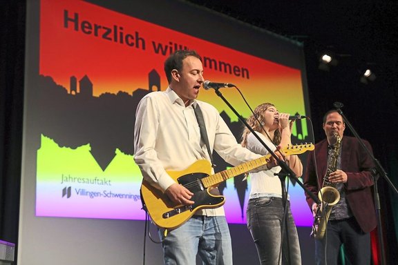Drei Musiker musizieren auf einer Bühne