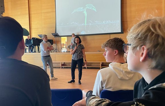 Lehrer bei Impuls in der Aula