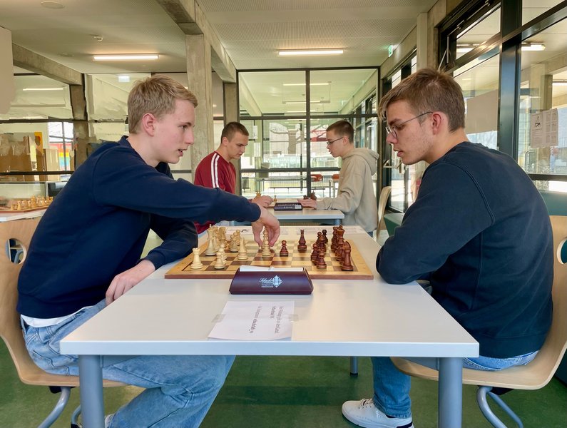 Schüler präsentieren ihre Schule
