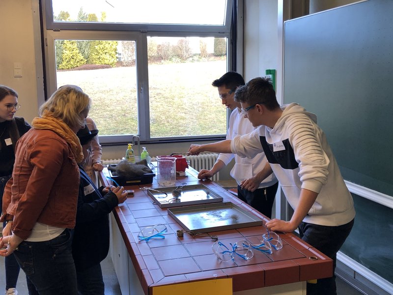 Schüler führen Experimente vor