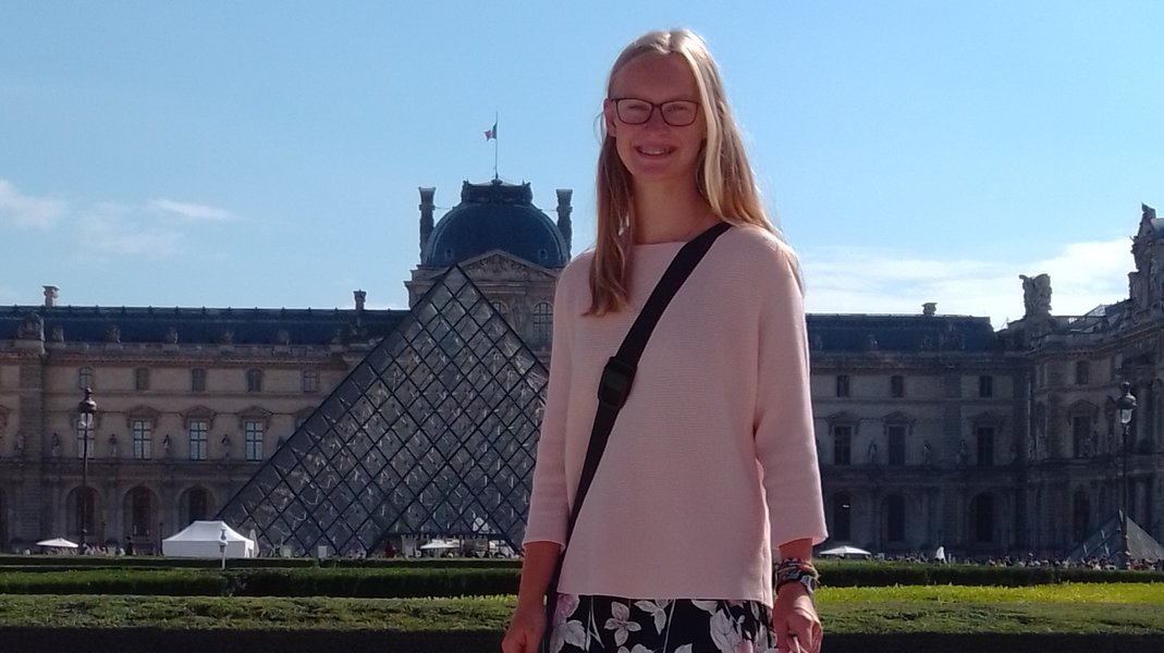Schülerin vor Louvre