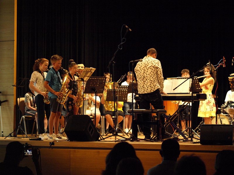 Schüler musizieren auf Bühne