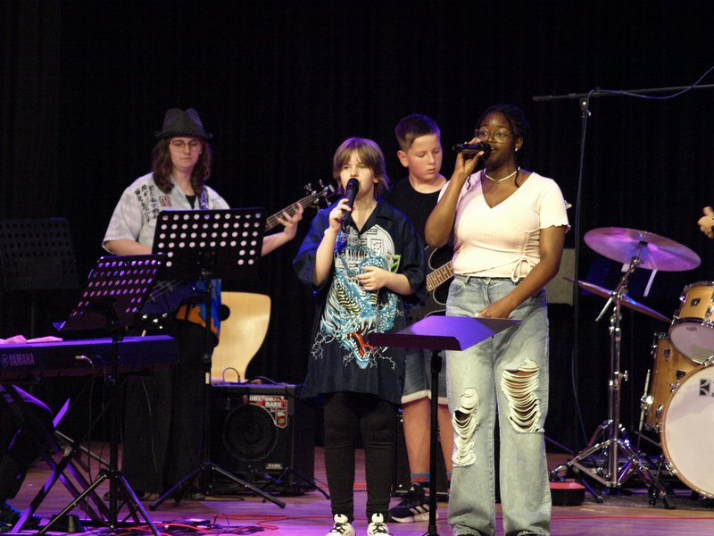Schüler musizieren auf Bühne