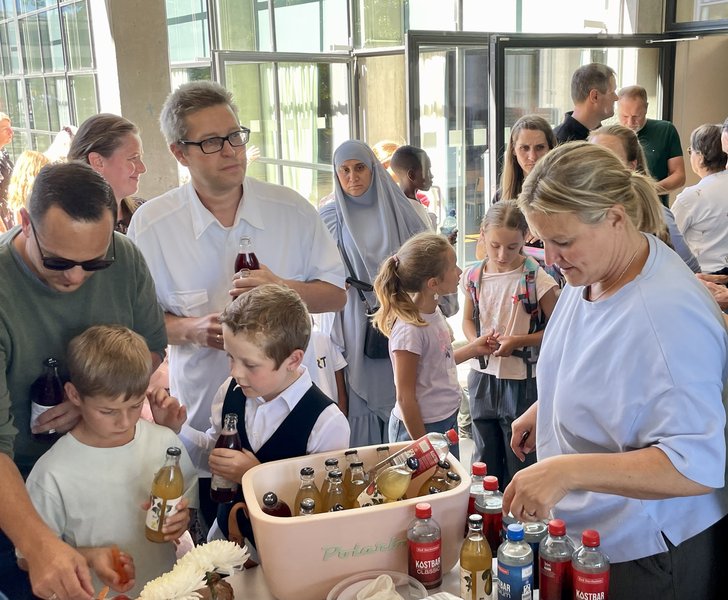 neue Schüler und ihre Eltern bei ihrer Einschulung