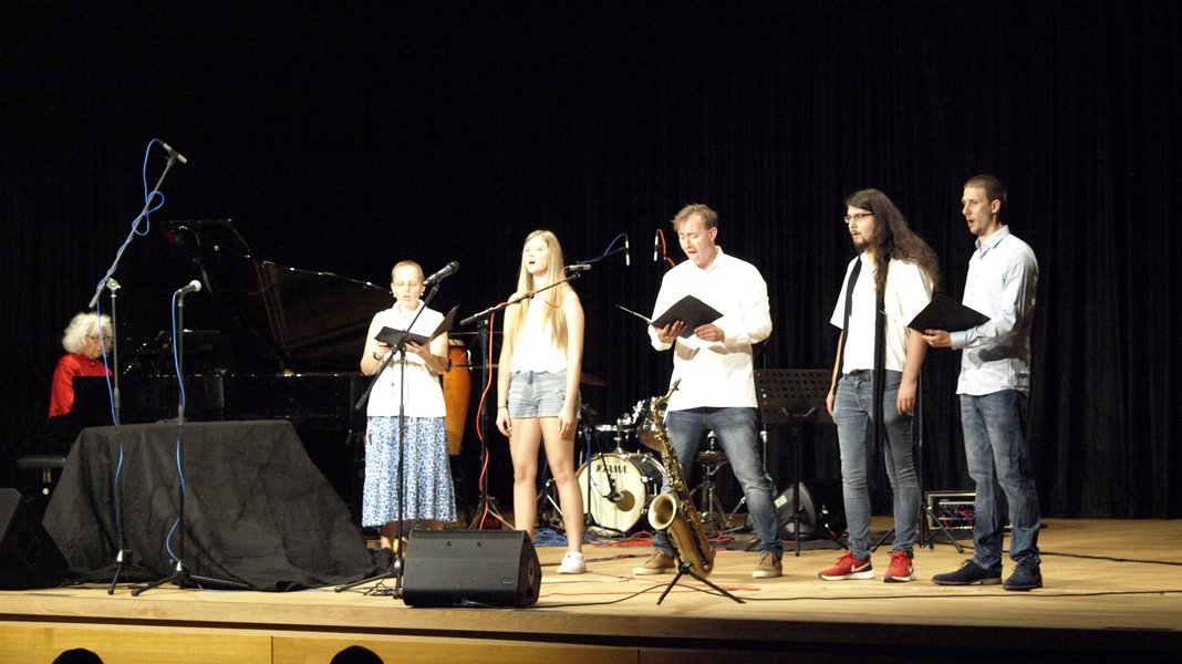 Schüler musizieren auf Bühne