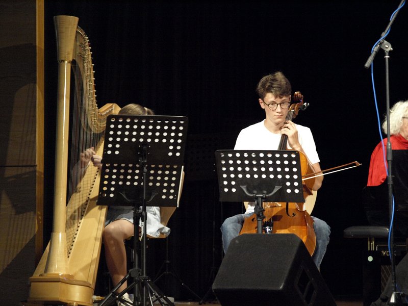 Schüler musizieren auf Bühne