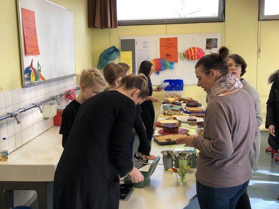 mehrere Personen im Schulcafé