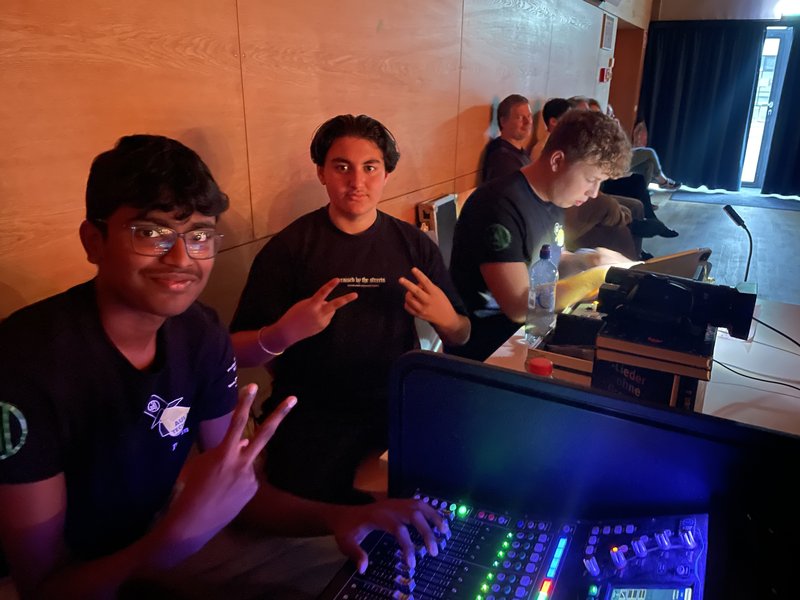 Schüler musizieren auf Bühne