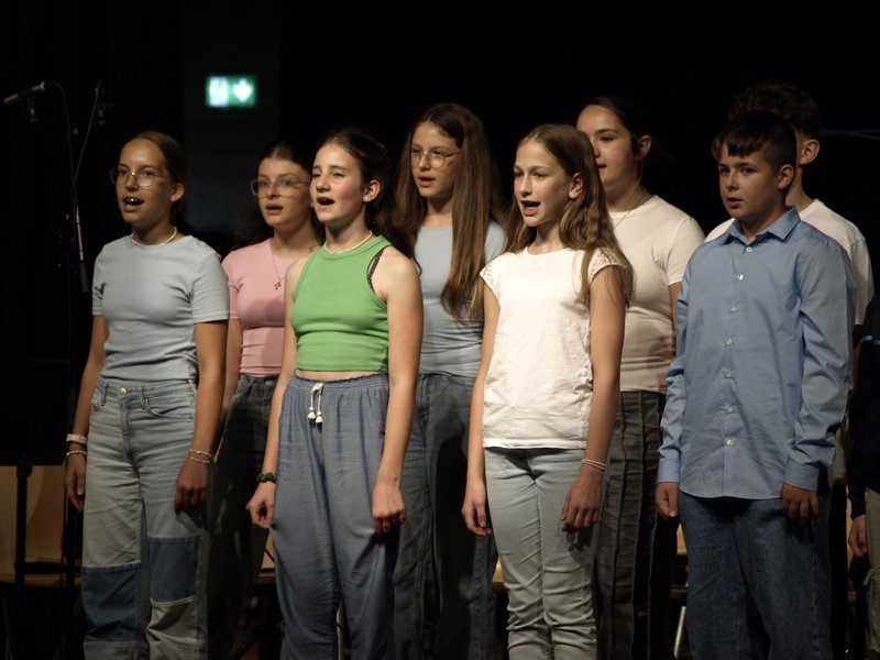 Schüler musizieren auf Bühne