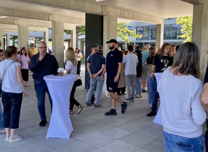neue Schüler und ihre Eltern bei ihrer Einschulung