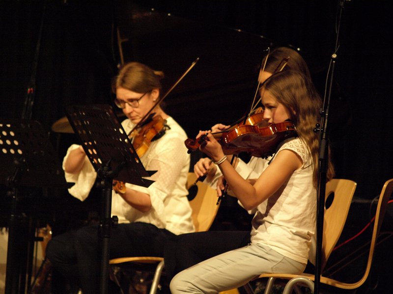Schüler musizieren auf Bühne