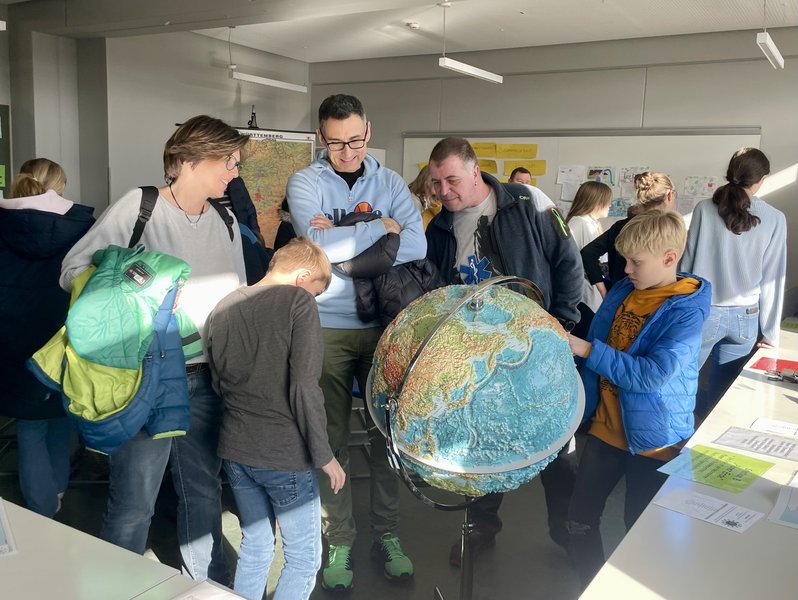 Schüler präsentieren ihre Schule
