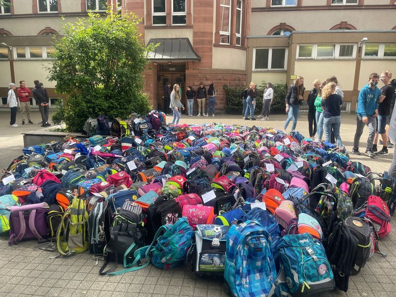 Schulränzen in Pausenhof