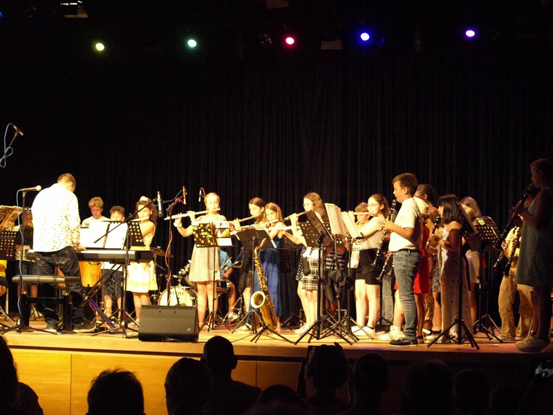 Schüler musizieren auf Bühne